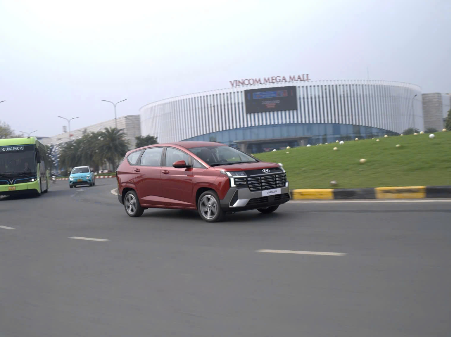 New Stargazer 2026 màu đỏ chạy thực tế trên đường phố với thiết kế mới hiện đại hơn